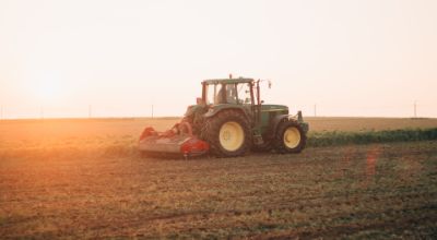 agricoltura con trattore